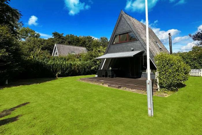 Zeltdachhaus mit Zaun in Strandnähe