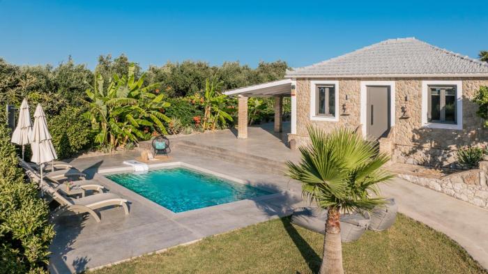 Binios Villa - private pool, walking distance from the Beach