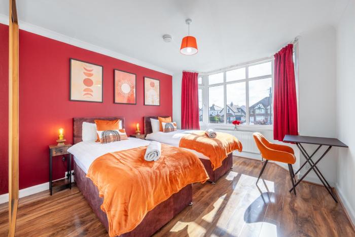 Free parking - 6 Bedroom Home