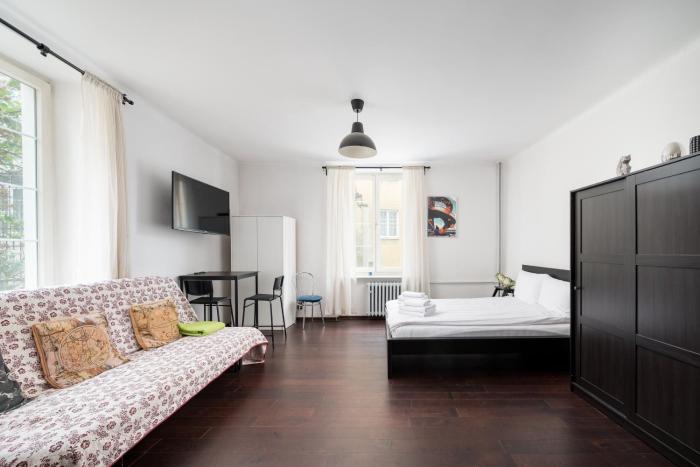 Old Town Square Black & White Studio by BookingHost