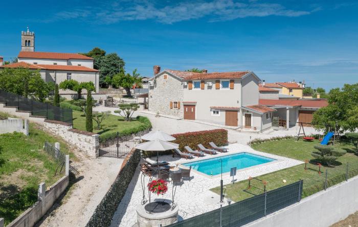 Four-Bedroom Apartment In Nova Vas