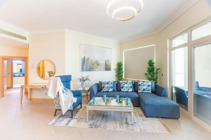 Dubai The Palm 4BR Beach & Pool Access w Early Check In 1 PM and Late Check Out 6 PM