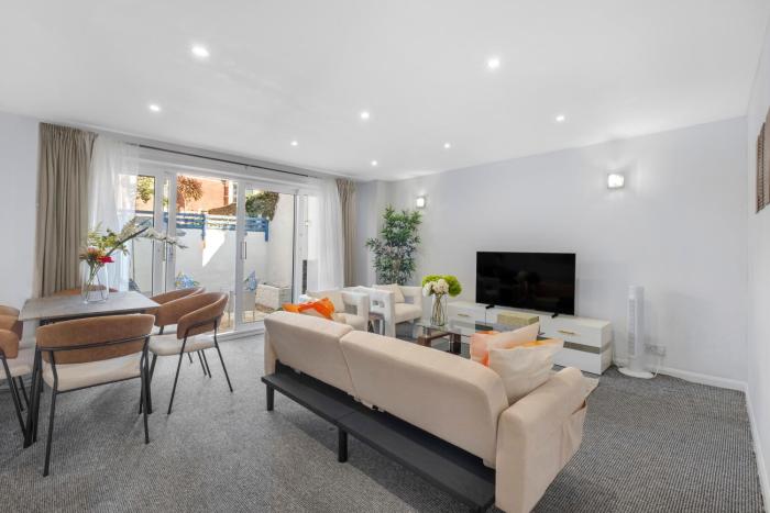 Annika - Central 3 bedroom house, 2 free parking driveway, Sleeps 1- 7 Comfortably, Cot provided, with Garden