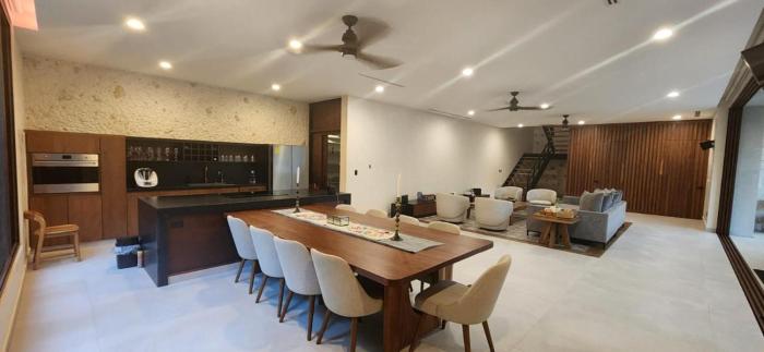 Spacious and luxurious villa with 4 bedrooms, swimming pool, tennis court, and beach within walking distance