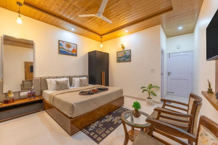 DUSK VIBES near mall roade kasauli Entire 1-bedroom with private balcony with delicious food