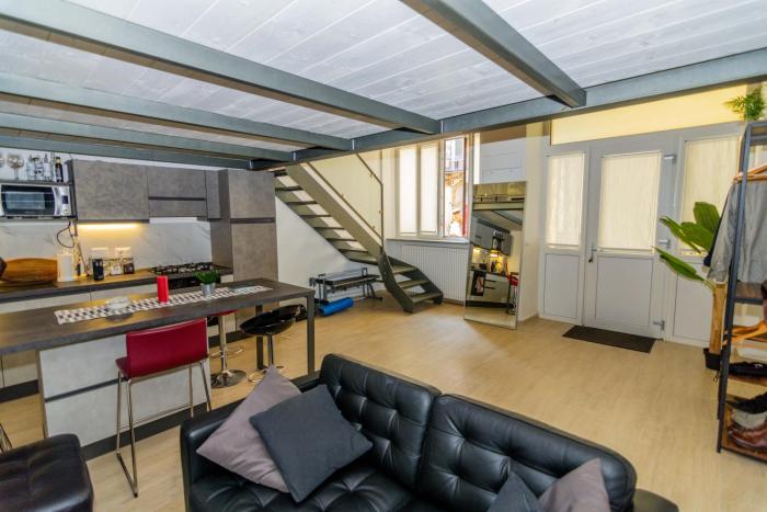 Industrial Loft -center of Turin- by HAPPYHOSTORINO