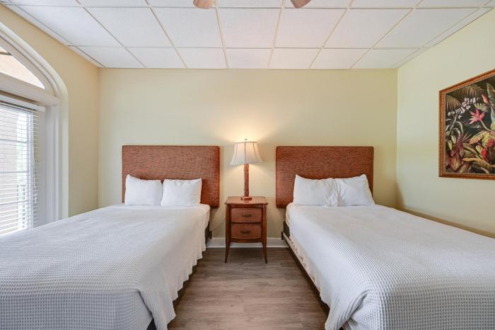 Cozy Condo with Heated Pool Naples Resort Retreat!