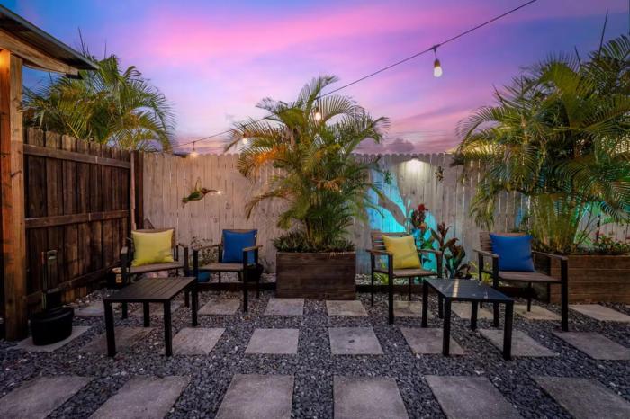 Outdoor Deck Fully Equipped Remodeled Bath