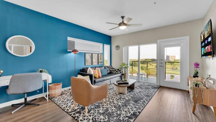 LUX 1B1B with Parking, Pool, Gym, Private Patio near Austin