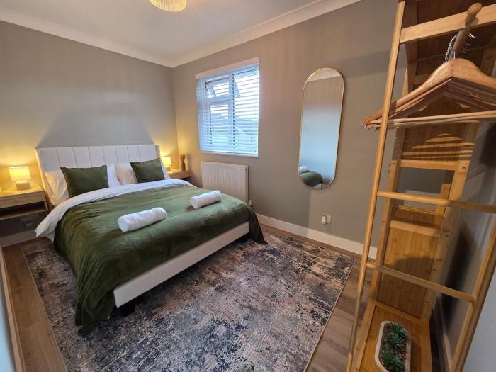 Newly Renovated 2 BDR Home - 5 Min to M5