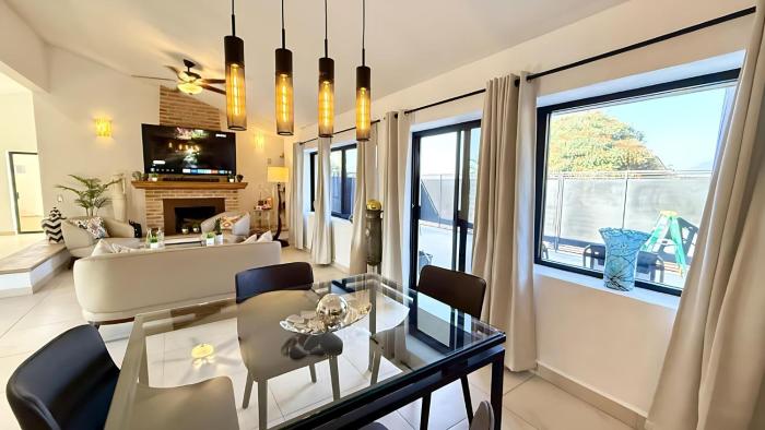 Luxurious 2 Bedroom Ajijic Home - Bikes - Huge Patio - Gym - Pickleball Court