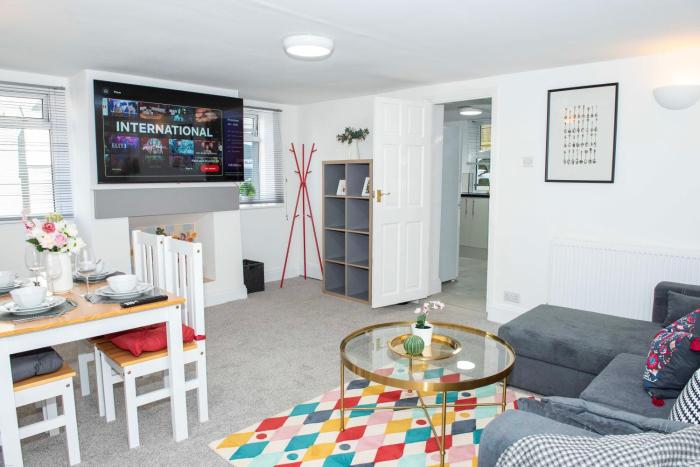 Large 1 Bed Apartment In Southsea Portsmouth - Sleeps 4 & Free Parking