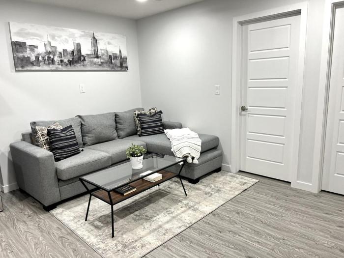 1-BR Suite with Private entrance near Restaurants, Shops, Local Amenities