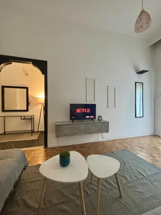 Modern Central Apartment Netflix Balcony