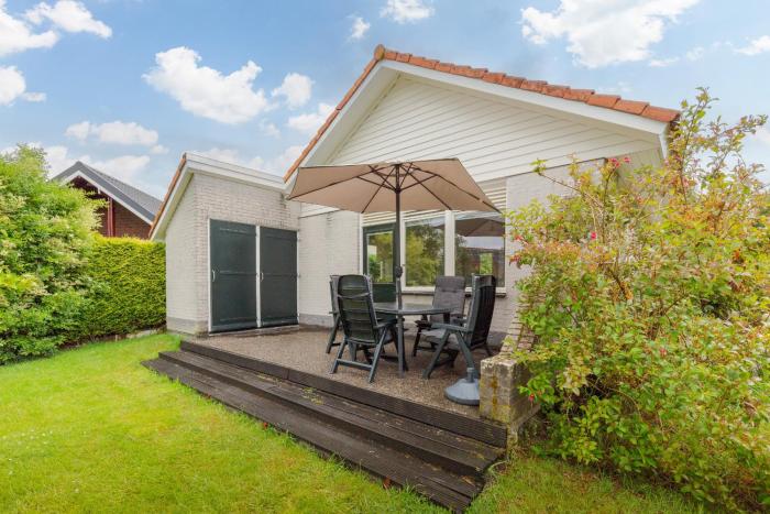 Peaceful Holiday Home by the Lake & Nature Reserve