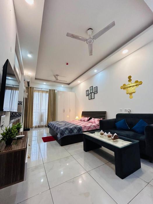 Naples Suite - Green Facing Park View