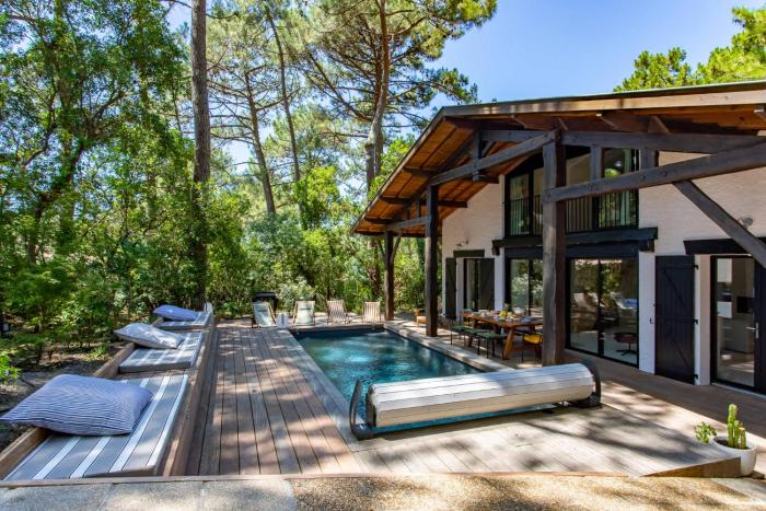 Villa Les Pins Agalis with swimming pool