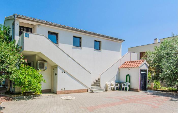 Cozy Apartment In Nin With Wifi