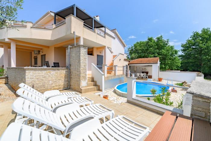 House Monique with pool