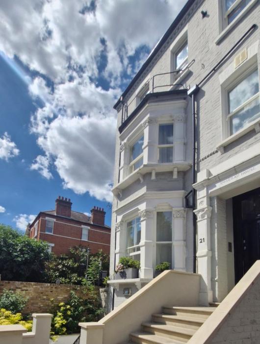 Charming Bright 2-Bed Heritage Flat, Battersea Park, London