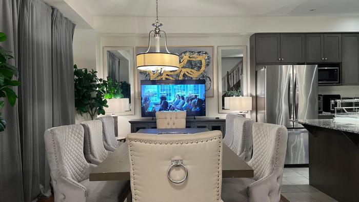 9 Queen Beds, 18 Guests-Kleinburg Luxe Crown Town Residence