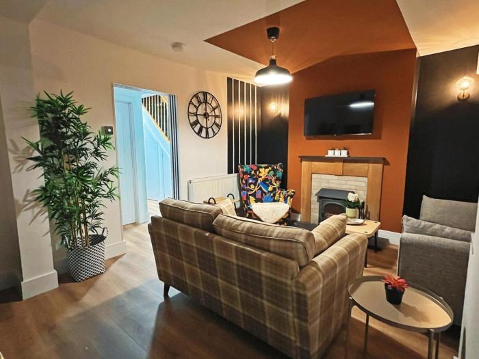 Darfield 4 Bedrooms Home 6 Beds 2 Showers Driveway Parking For Business Stays