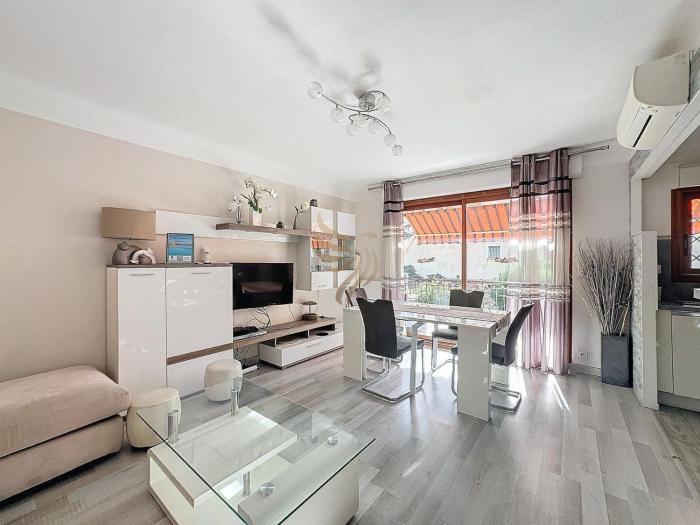 Apt3BR,AC,WiFi, sea view, parking, 3min to beach