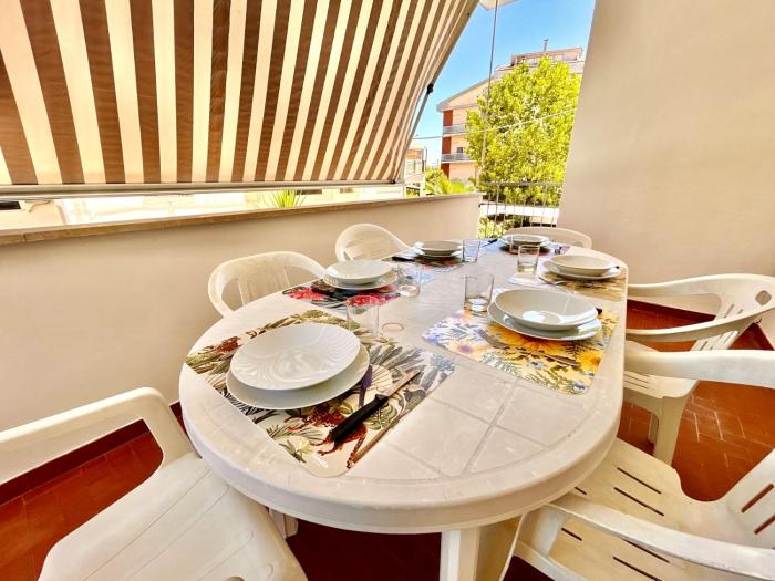 Trilocale Roberto con terrazzo e posto auto a due passi dal mare