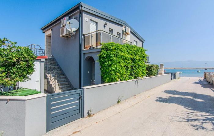 Lovely Apartment In Vir With Wifi