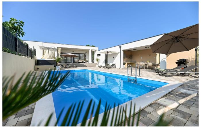 Amazing Home In Nin With Sauna