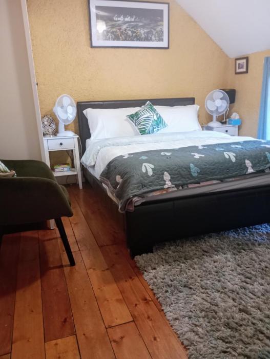 Comfy Bedroom and Private Bathroom on the Top Floor of a Home Stay -10 mins walk to the center - Free Parking - Convenient to Apple Campus