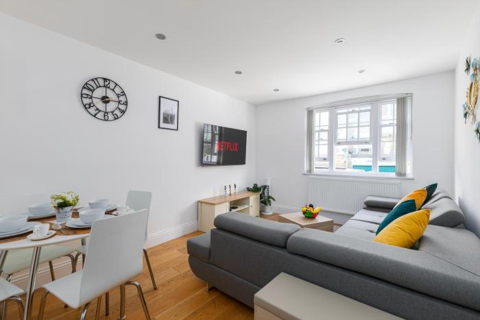 Stylish London Shoreditch Apartment with Balcony Sleeps 4 Family friendly