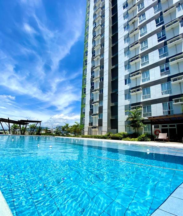 Urban Oasis Condo 1 Bedroom Facing Pool Area only steps away from Ayala Mall