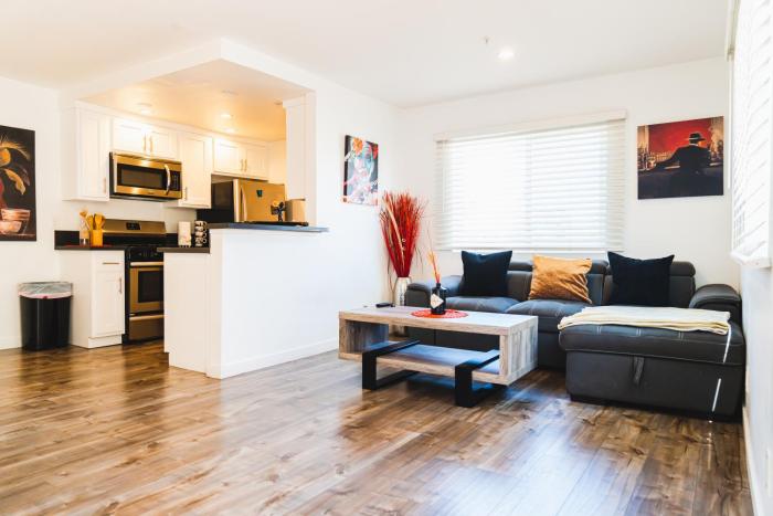 Chic Cozy One Bedroom Close to Downtown LA With Gated Parking