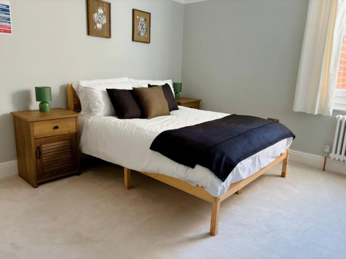 Queens Retreat, Luxe 3 Bed Home, Sleeps 6, Ideal for Contractors & Families, Parking for x2 Vehicles