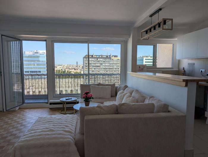 Vue imprenable sur Paris situé à Courbevoie - La Défense