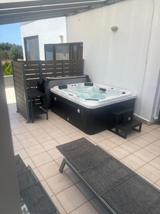 Ledakis House with Jacuzzi