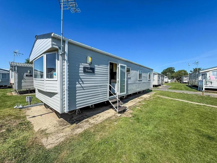 Superb Caravan At Dovercourt Park, Sleeps 8 Ref 44202C