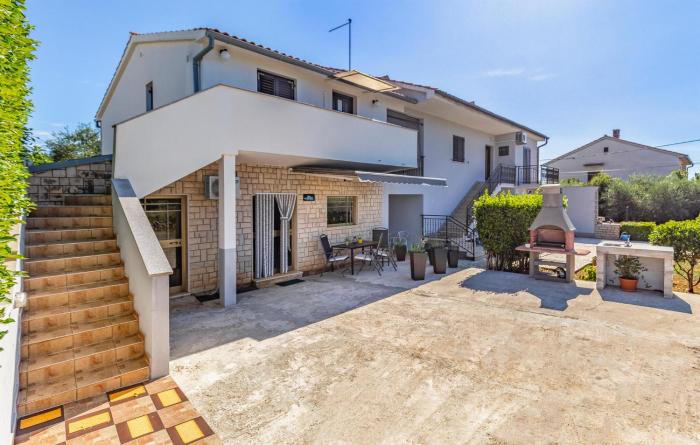 Lovely Apartment In Peruski