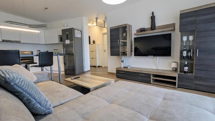 E2 Luxury OldTown Apt - 2x Parking, Foodstore, PCscreen, Netflix, Unlimited Music, Crib, BabyChair, FastWifi, Aircon