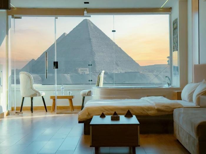 Cleopatra Suite Pyramids View jacuzzi and balcony