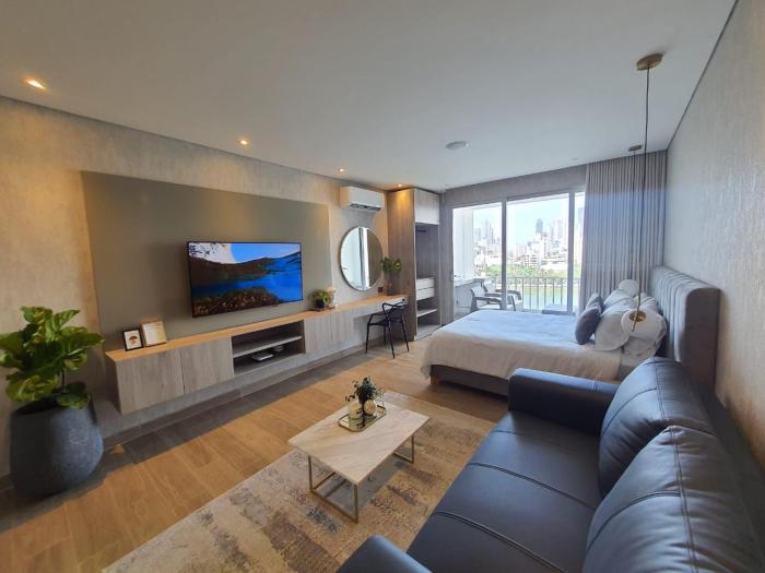 Moderna suite con balcón y vista al lago y al mar