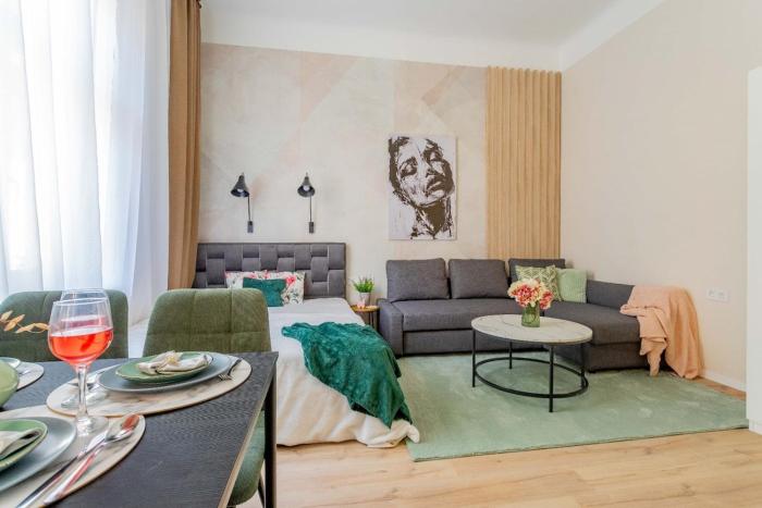 Central Charm - AC - Double Bed - Party & Sights Nearby