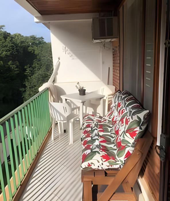 Espaçoso Flat com Varanda no Cavalinho Branco