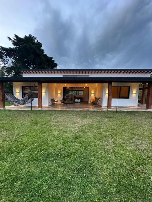 Casa moderna san Felix cerca a parapentes y miradores con vista a Medellín