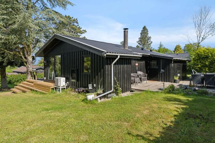 Cottage With Fjord View In Lovely Vellerup