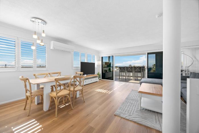 Stylish 4-Bed Townhouse with Panoramic Ocean Views