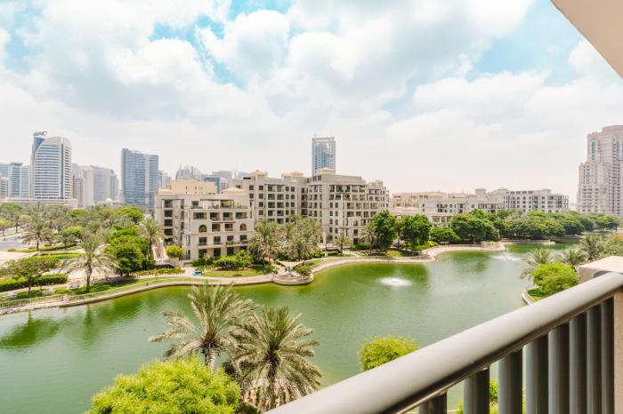 RH - Beautiful canal view, Sleek & spacious Studio, central location