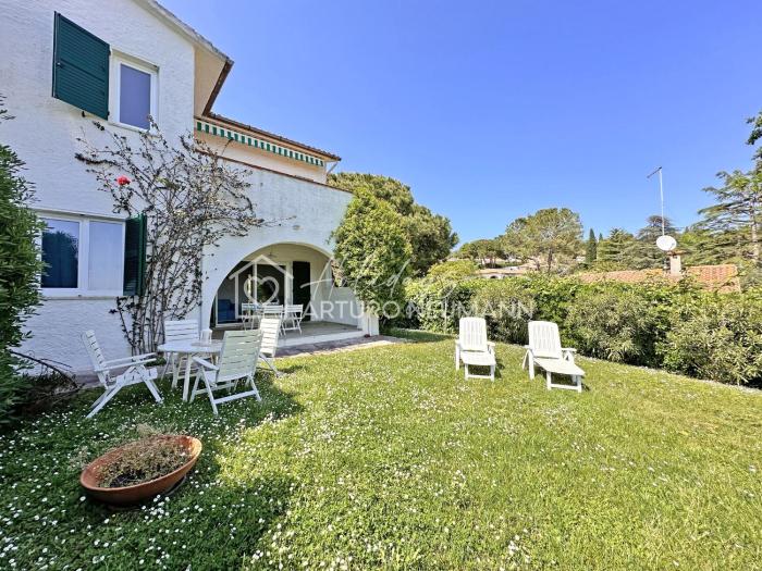 234 - Villa quadrilocale AL TAUNUS, con giardino vista mare, posto auto interno- SPIAGGIA INCLUSA AL WHITE BEACH CLUB
