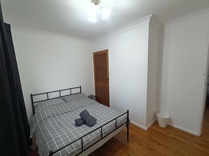 Queen Room in Carlingford near Shops and Station - NC4